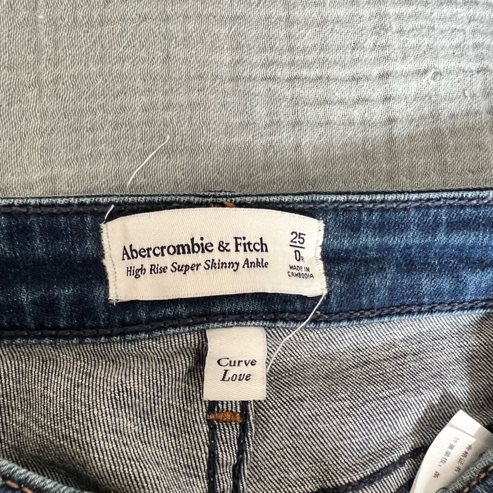 Abercrombie & Fitch Women’s Skinny Jeans - Dark Blue Distressed - Picture 7 of 8